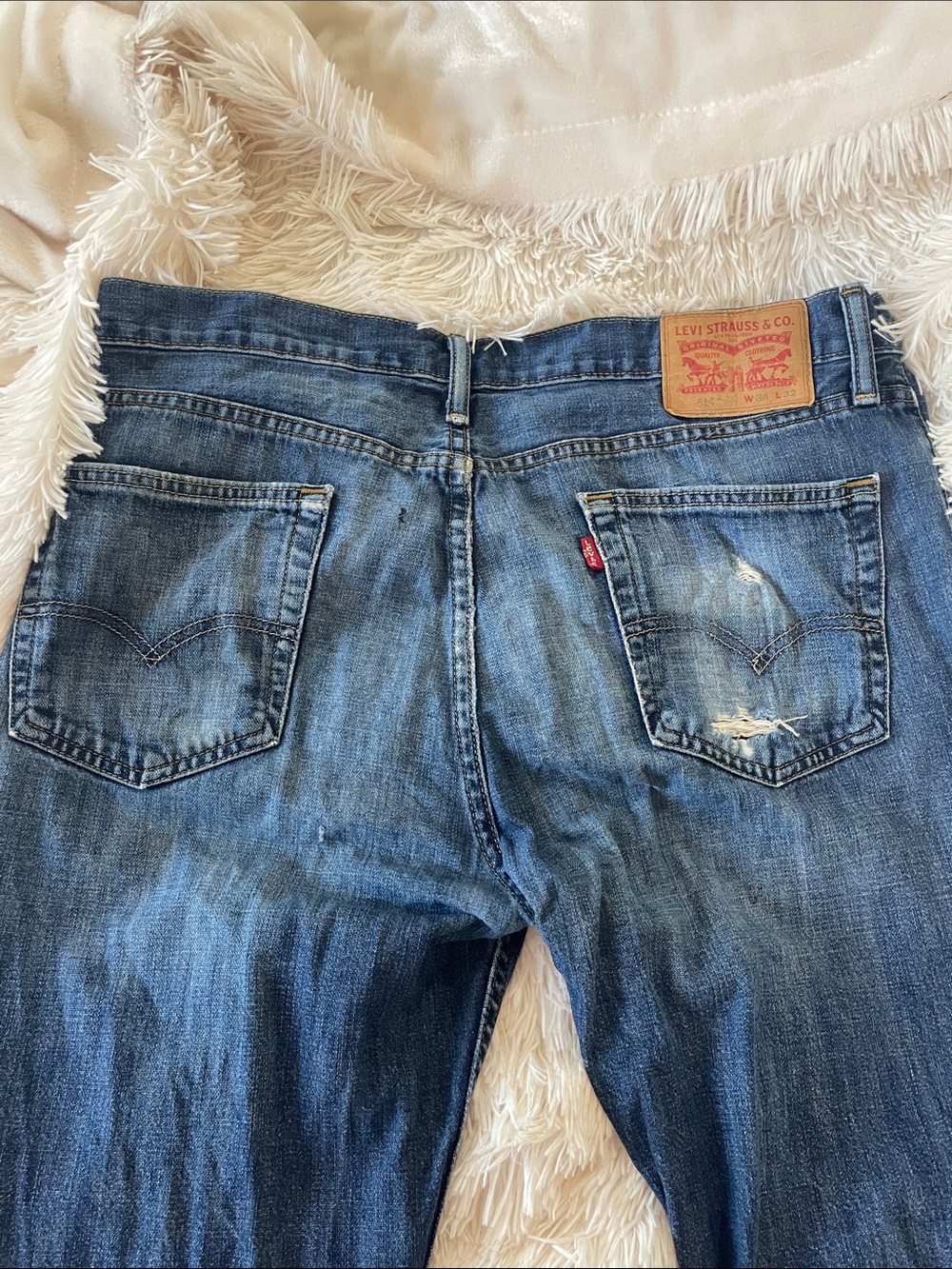 Levi's Men's Faded Blue Relaxed Jeans with Light Distressing 34”x32”
